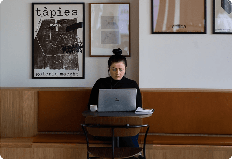 Woman applying for German unemployed health insurance on her laptop