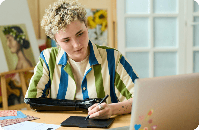 Women with her tablette drawing