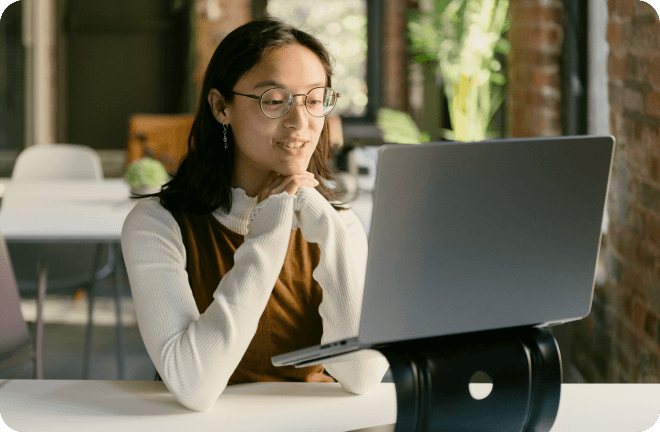 women with her laptop