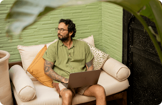 Personne travaillant sur un ordinateur portable à la maison.